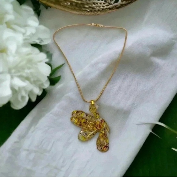 Four piece Resin Jewelry Set Floral Dangle Earrings Nature Butterfly Necklace - Picture 4 of 8